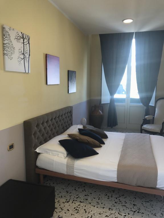 B&B Le Colonne Brindisi Oda fotoğraf