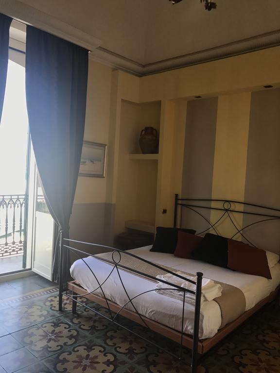 B&B Le Colonne Brindisi Oda fotoğraf